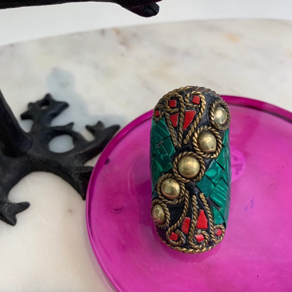 VINTAGE LARGE CHUNKY NEPALESE INLAY BRASS RING WTH GREEN RED MOSAIC INLAY